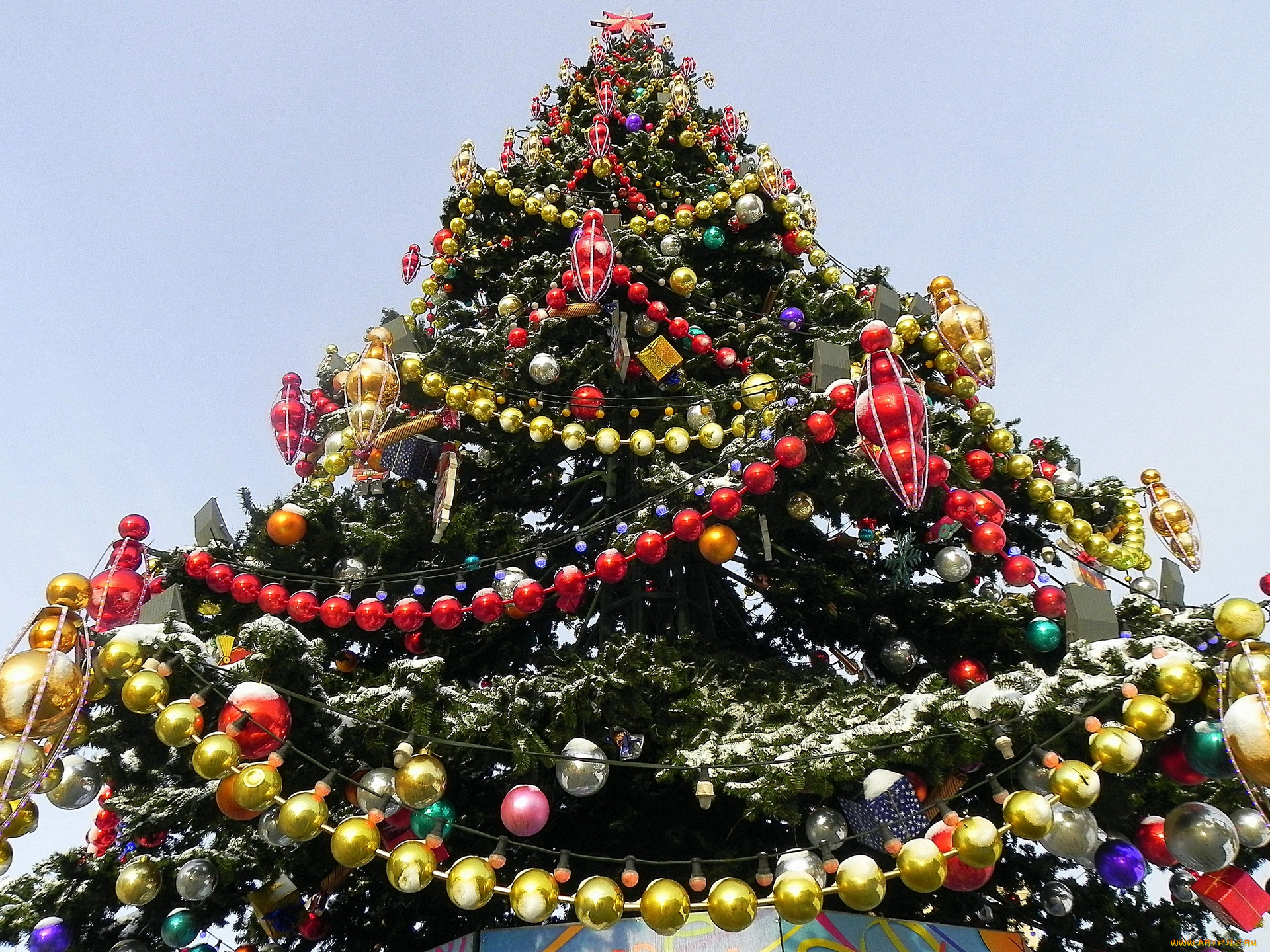 Rock christmas tree. Украшение елки. Бусы на елку. Елка украшенная бусами. Красивая елка.